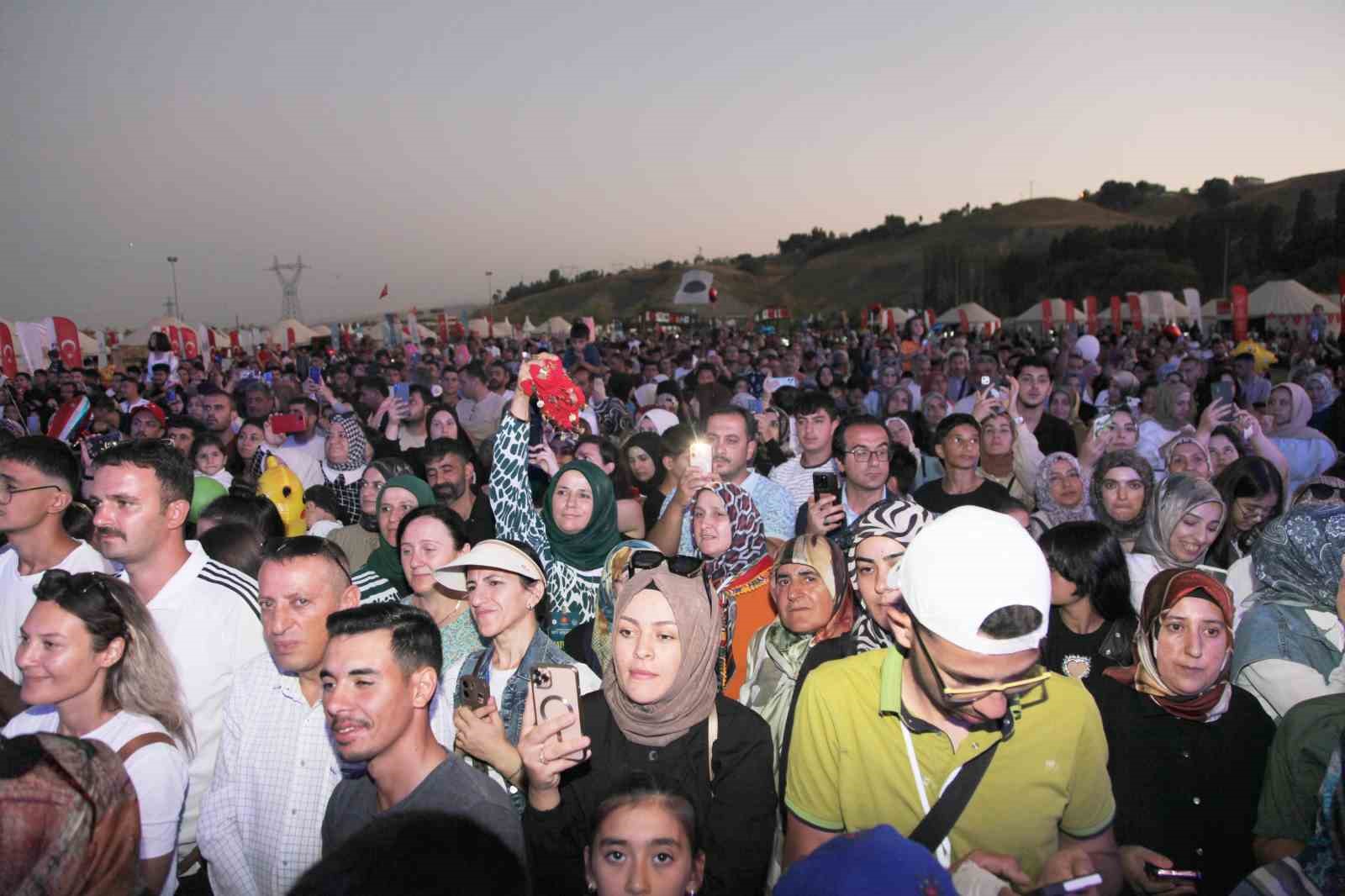 Ahlat’ta konser veren Yavuz Bingöl, Gazze’deki zulme dikkat çekti