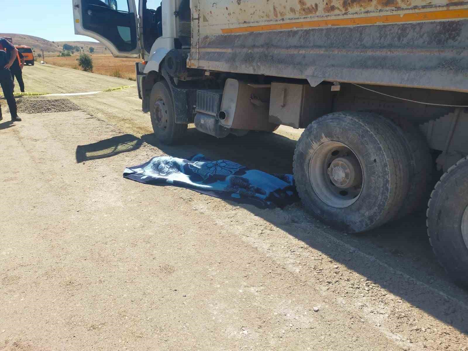 Geri manevra yapan kamyonun altında kalan işçi öldü