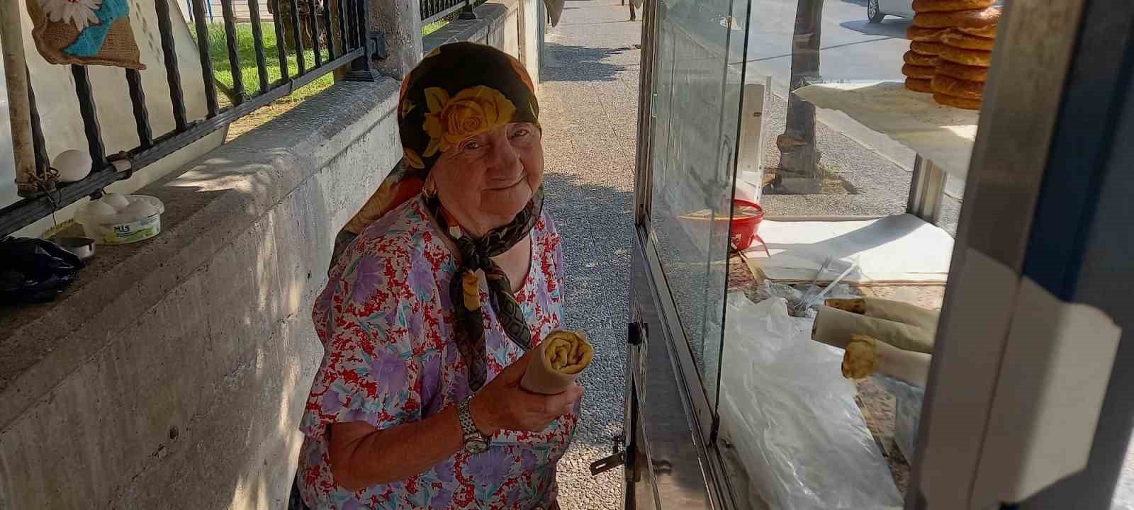 Mensure Teyze’nin çalışma azmi görenleri şaşırtıyor