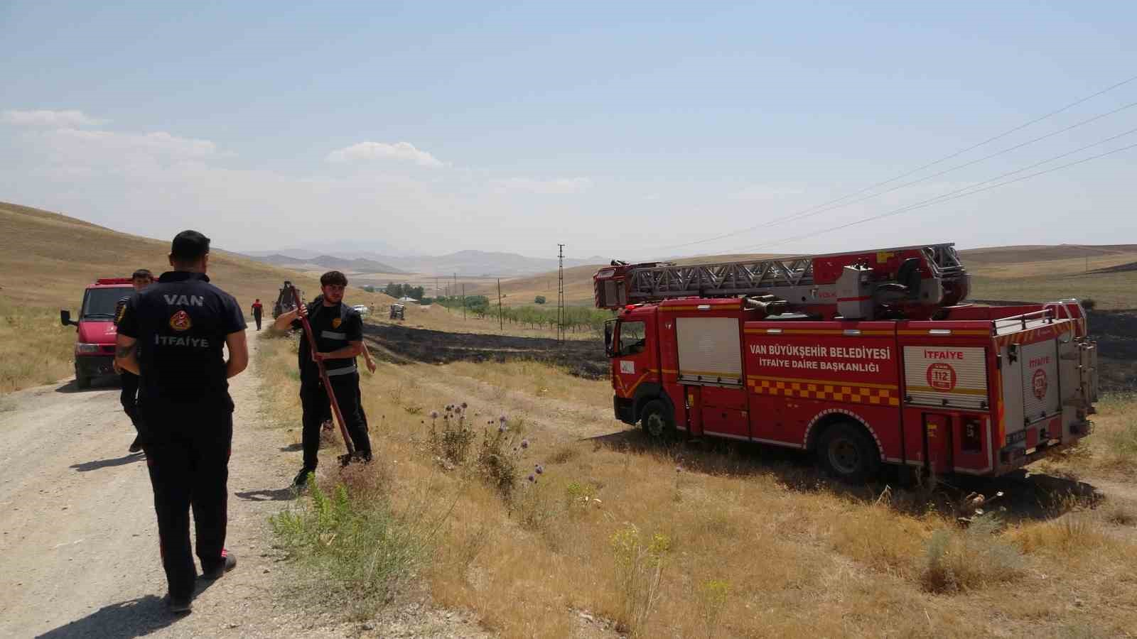 Van’da kuru ot yangını: Yüzlerce dönüm arazi kül oldu