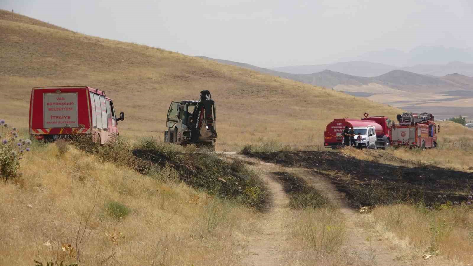 Van’da kuru ot yangını: Yüzlerce dönüm arazi kül oldu