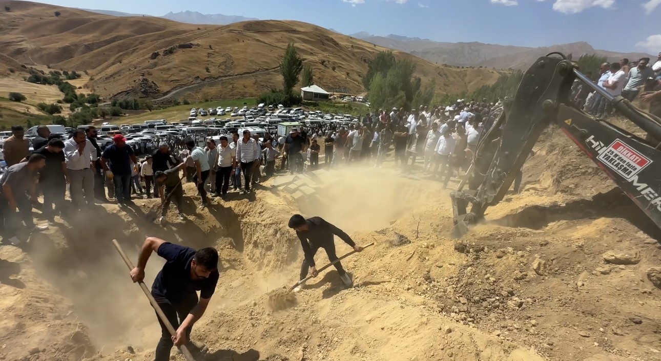 Kazada hayatını kaybeden aynı aileden 5 kişi gözyaşları içinde toprağa verildi