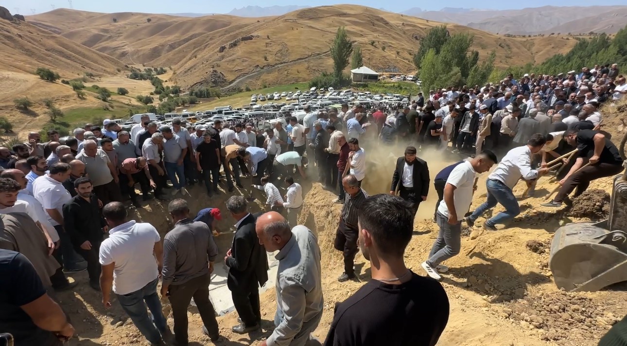 Kazada hayatını kaybeden aynı aileden 5 kişi gözyaşları içinde toprağa verildi