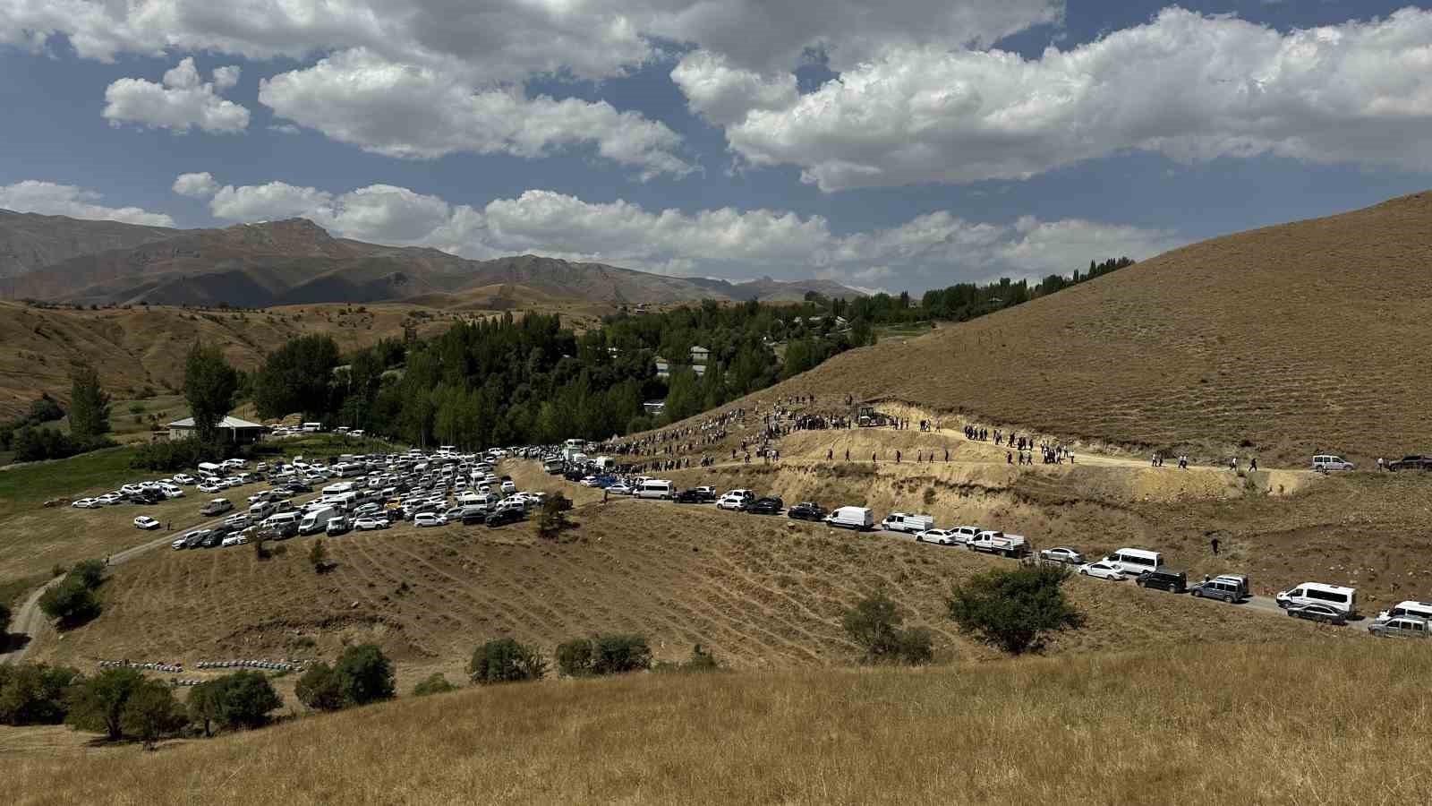 Kazada hayatını kaybeden aynı aileden 5 kişi gözyaşları içinde toprağa verildi