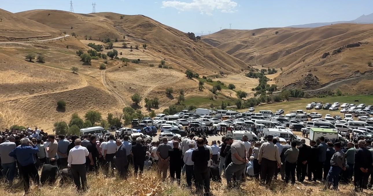 Kazada hayatını kaybeden aynı aileden 5 kişi gözyaşları içinde toprağa verildi