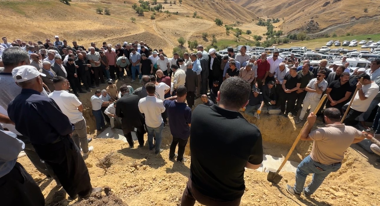 Kazada hayatını kaybeden aynı aileden 5 kişi gözyaşları içinde toprağa verildi