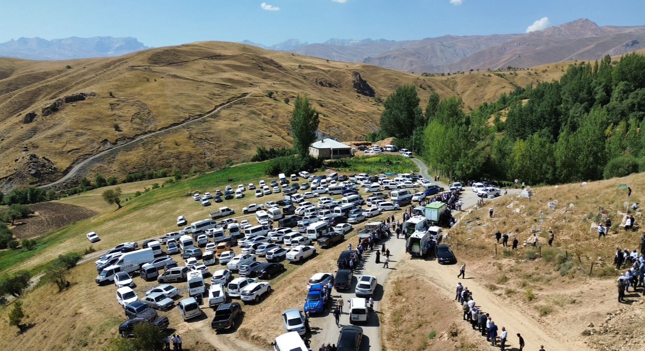 Kazada hayatını kaybeden aynı aileden 5 kişi gözyaşları içinde toprağa verildi