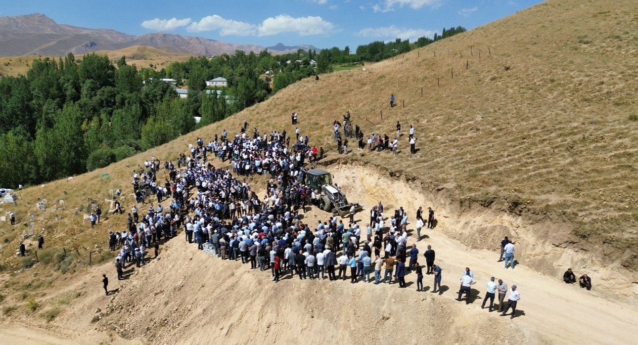 Kazada hayatını kaybeden aynı aileden 5 kişi gözyaşları içinde toprağa verildi