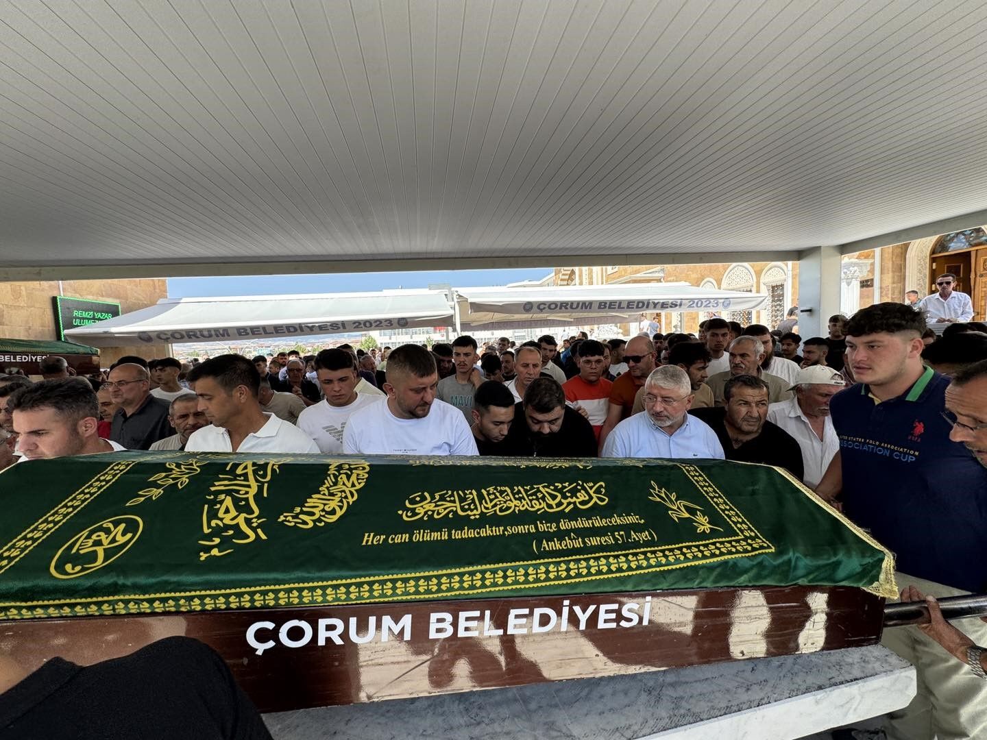 Yağ tankına düşerek ölen anne ve oğlu toprağa verildi