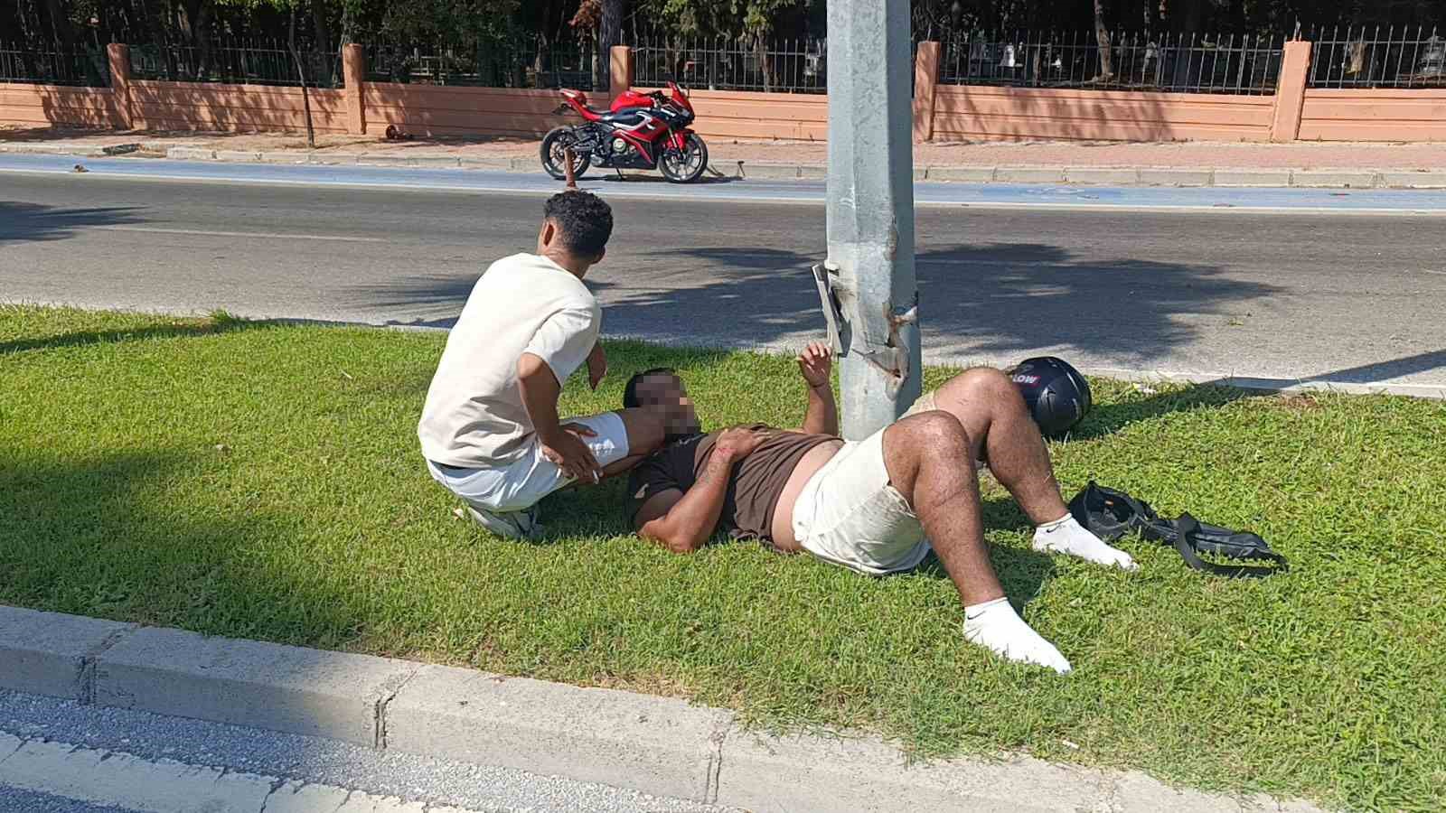 Motosiklet palmiye ağacına çarptı, sürücü yaralandı