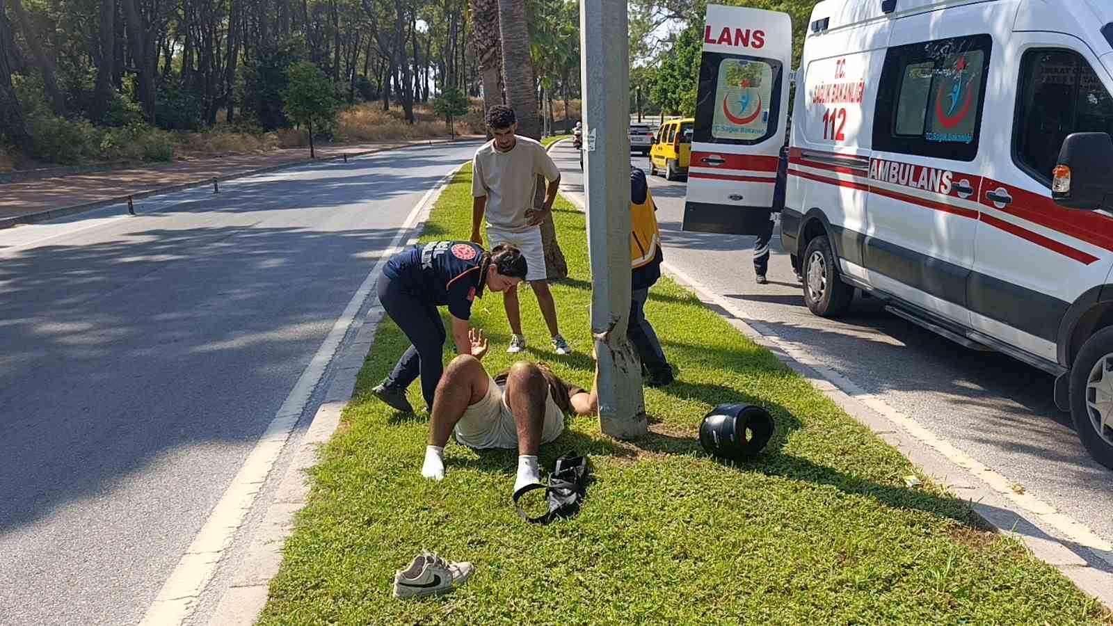 Motosiklet palmiye ağacına çarptı, sürücü yaralandı