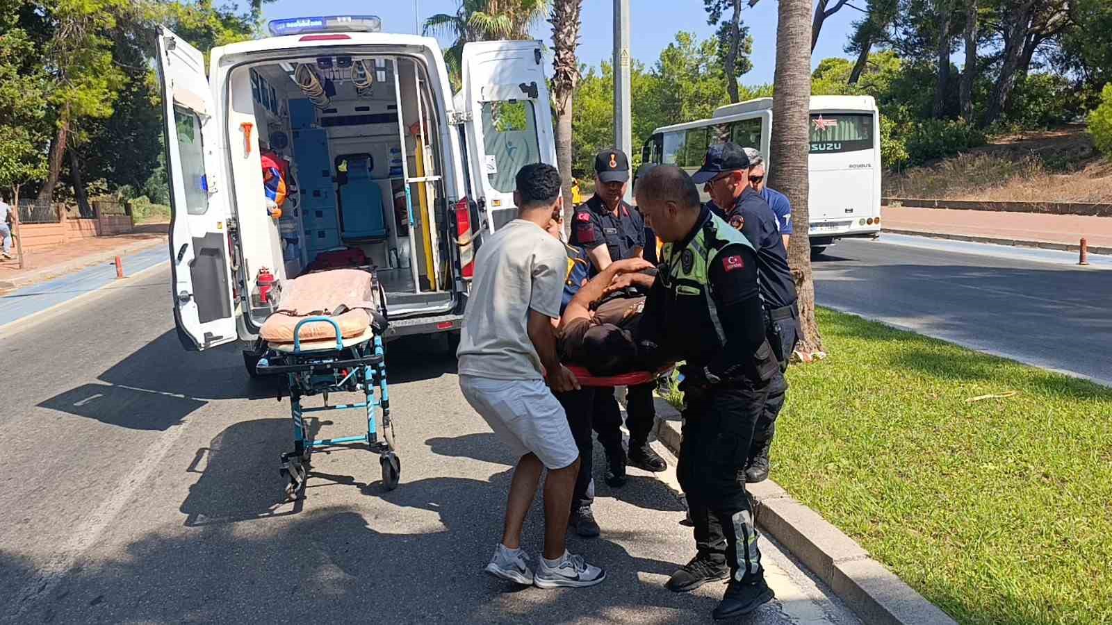 Motosiklet palmiye ağacına çarptı, sürücü yaralandı