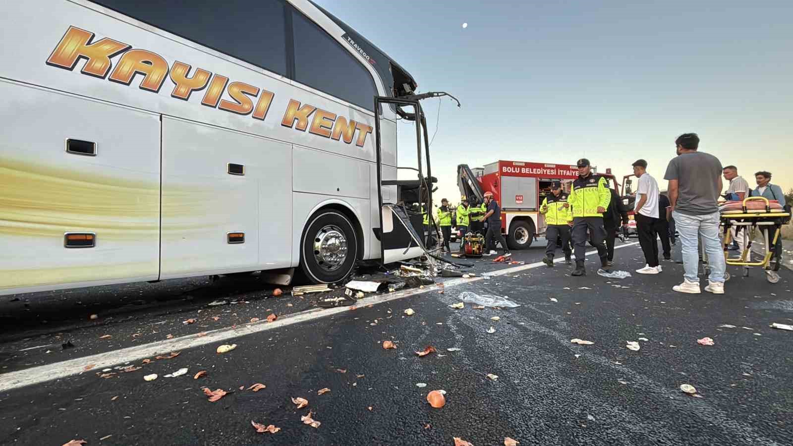 TEM’de yolcu otobüsü ile soğan yüklü kamyon çarpıştı: 1 ölü, 10 yaralı