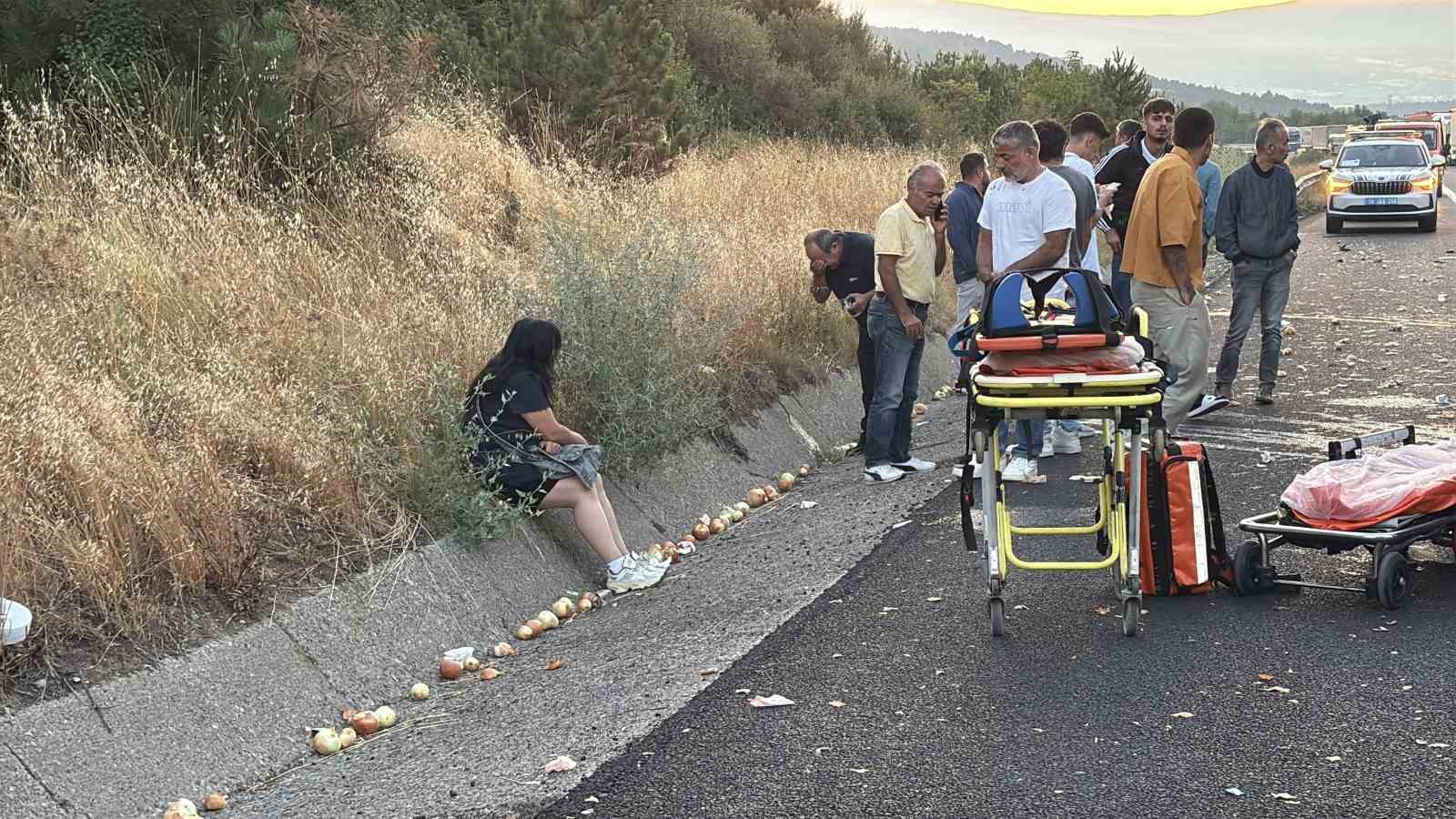 TEM’de yolcu otobüsü ile soğan yüklü kamyon çarpıştı: 1 ölü, 10 yaralı