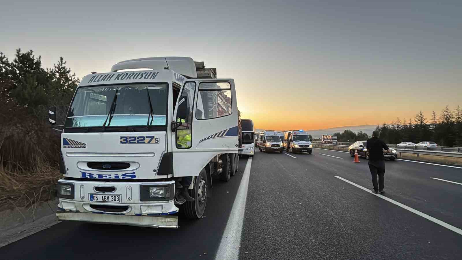 TEM’de yolcu otobüsü ile soğan yüklü kamyon çarpıştı: 1 ölü, 10 yaralı