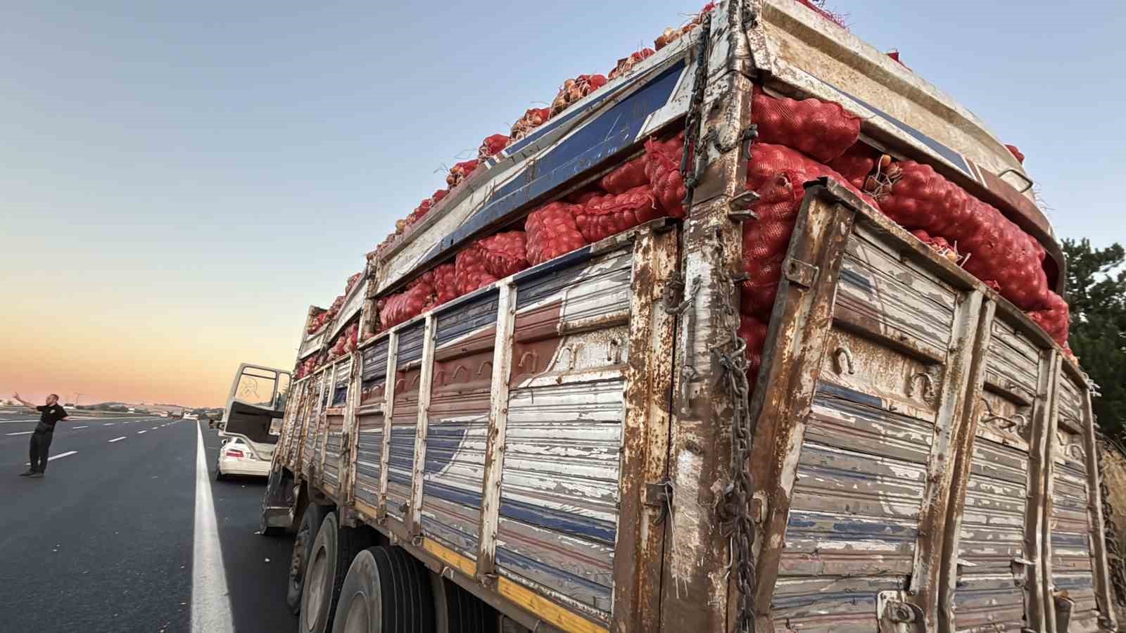 TEM’de yolcu otobüsü ile soğan yüklü kamyon çarpıştı: 1 ölü, 10 yaralı