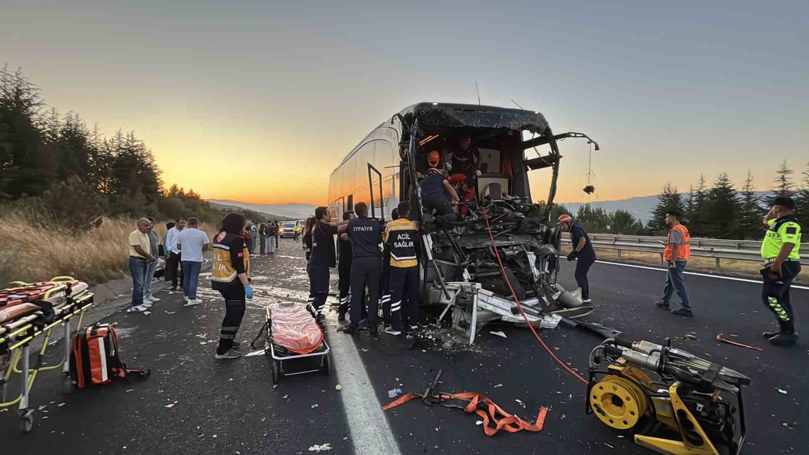 TEM’de yolcu otobüsü ile soğan yüklü kamyon çarpıştı: 1 ölü, 10 yaralı