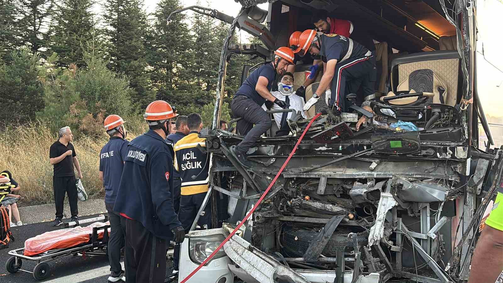 TEM’de yolcu otobüsü ile soğan yüklü kamyon çarpıştı: 1 ölü, 10 yaralı
