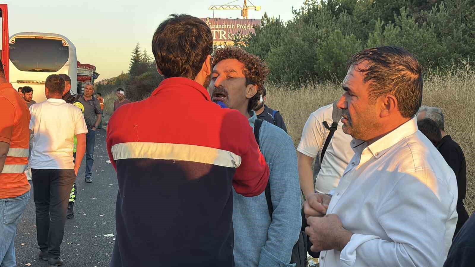 TEM’de yolcu otobüsü ile soğan yüklü kamyon çarpıştı: 1 ölü, 10 yaralı