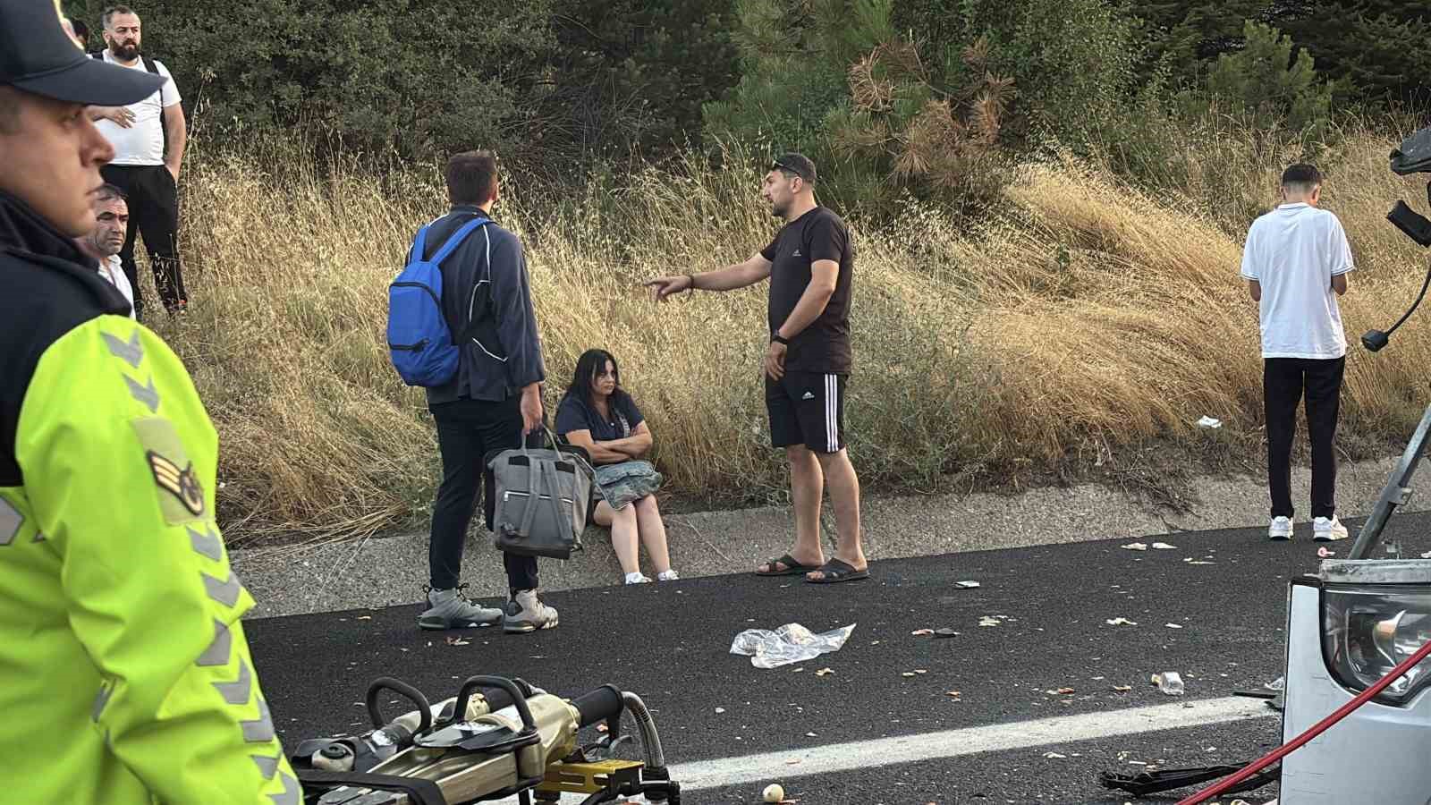 TEM’de yolcu otobüsü ile soğan yüklü kamyon çarpıştı: 1 ölü, 10 yaralı