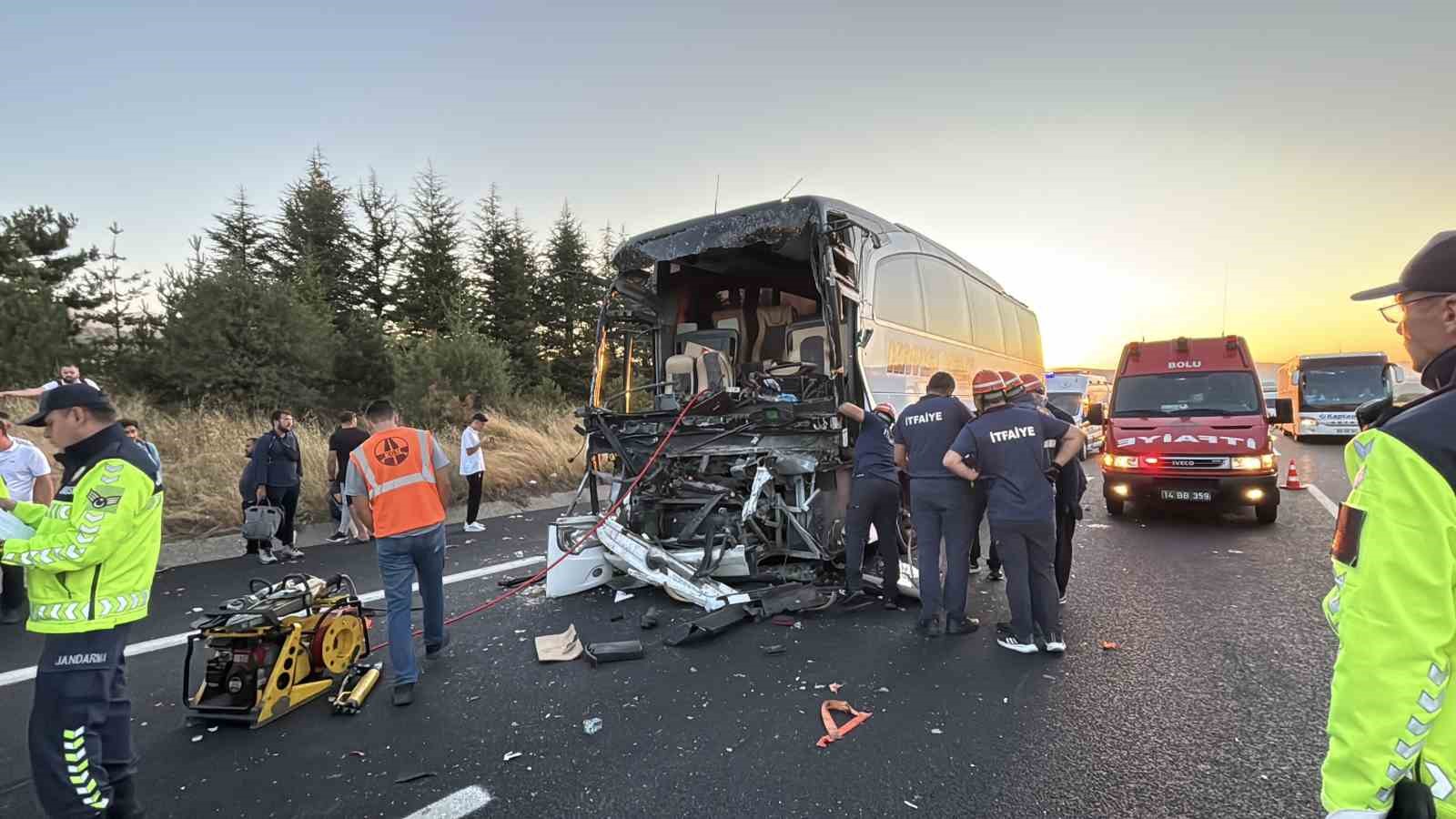 TEM’de yolcu otobüsü ile soğan yüklü kamyon çarpıştı: 1 ölü, 10 yaralı