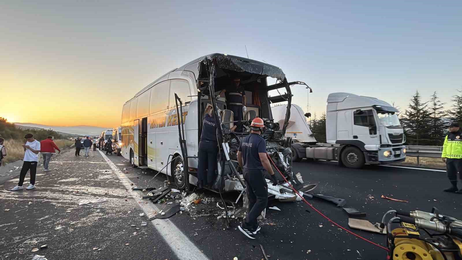 TEM’de yolcu otobüsü ile soğan yüklü kamyon çarpıştı: 1 ölü, 10 yaralı