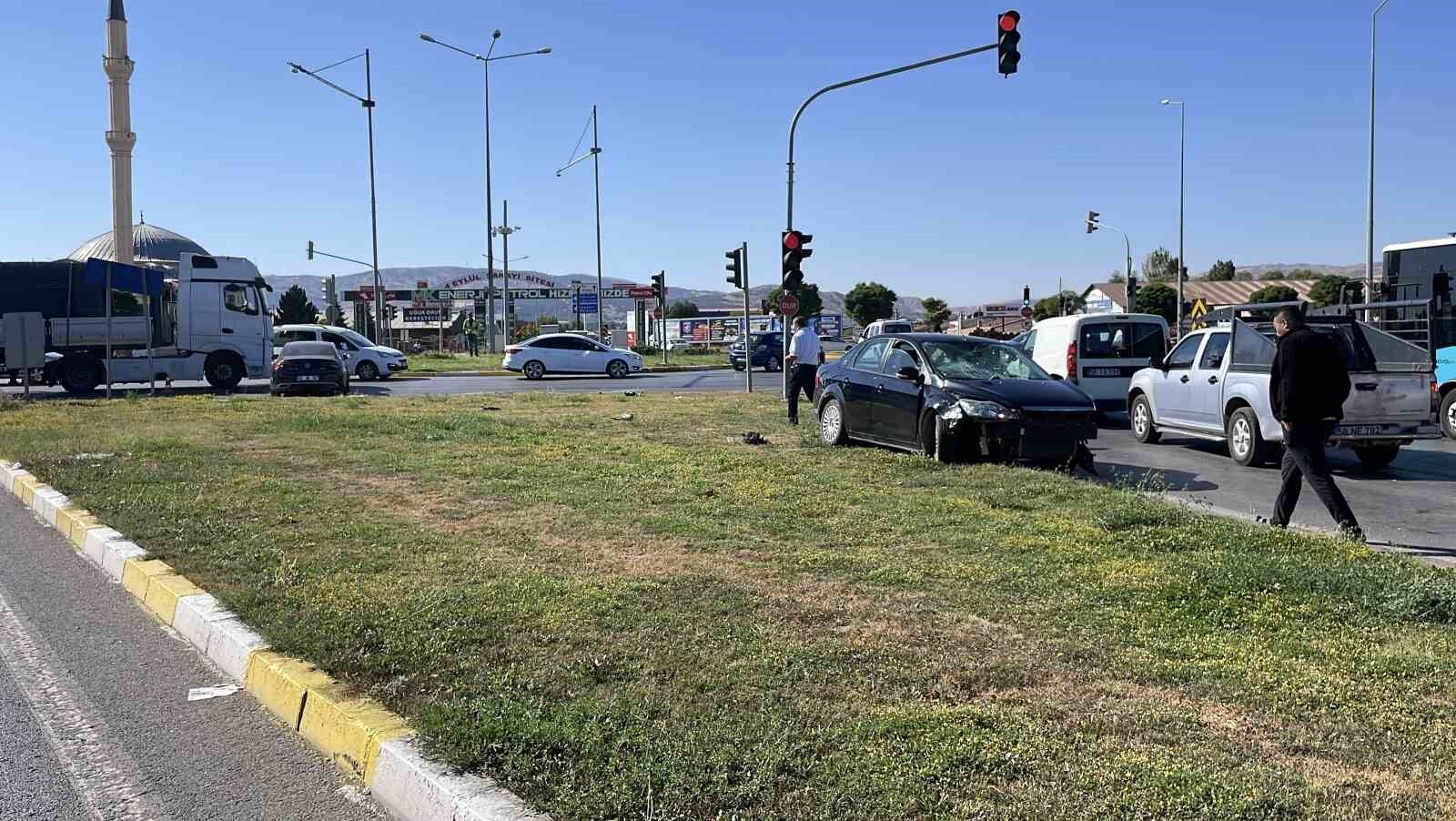 Dikkatsizlik kazaya neden oldu: 3 yaralı