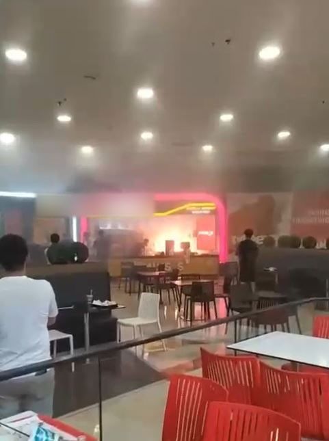 Beylikdüzü’nde AVM de yangın paniği