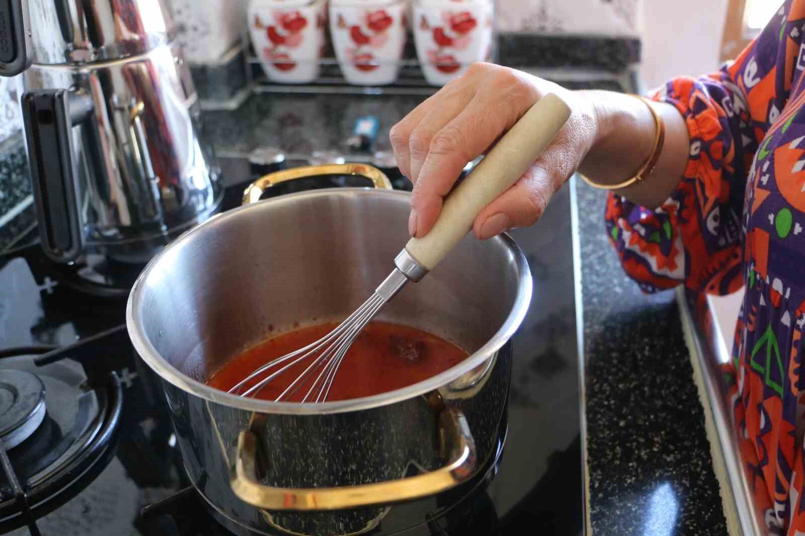 El lezzeti ile ev ekonomisine katkıda bulunuyor