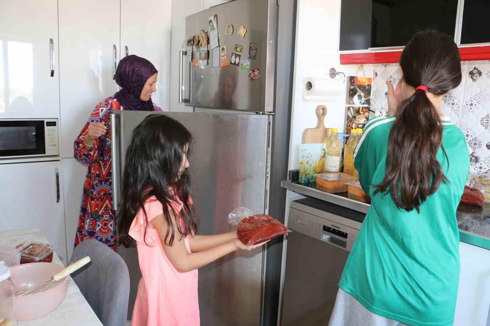 El lezzeti ile ev ekonomisine katkıda bulunuyor