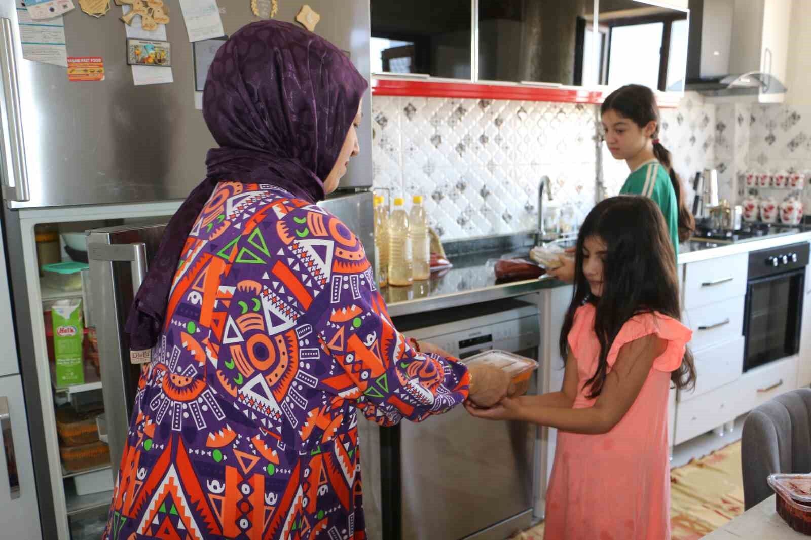 El lezzeti ile ev ekonomisine katkıda bulunuyor