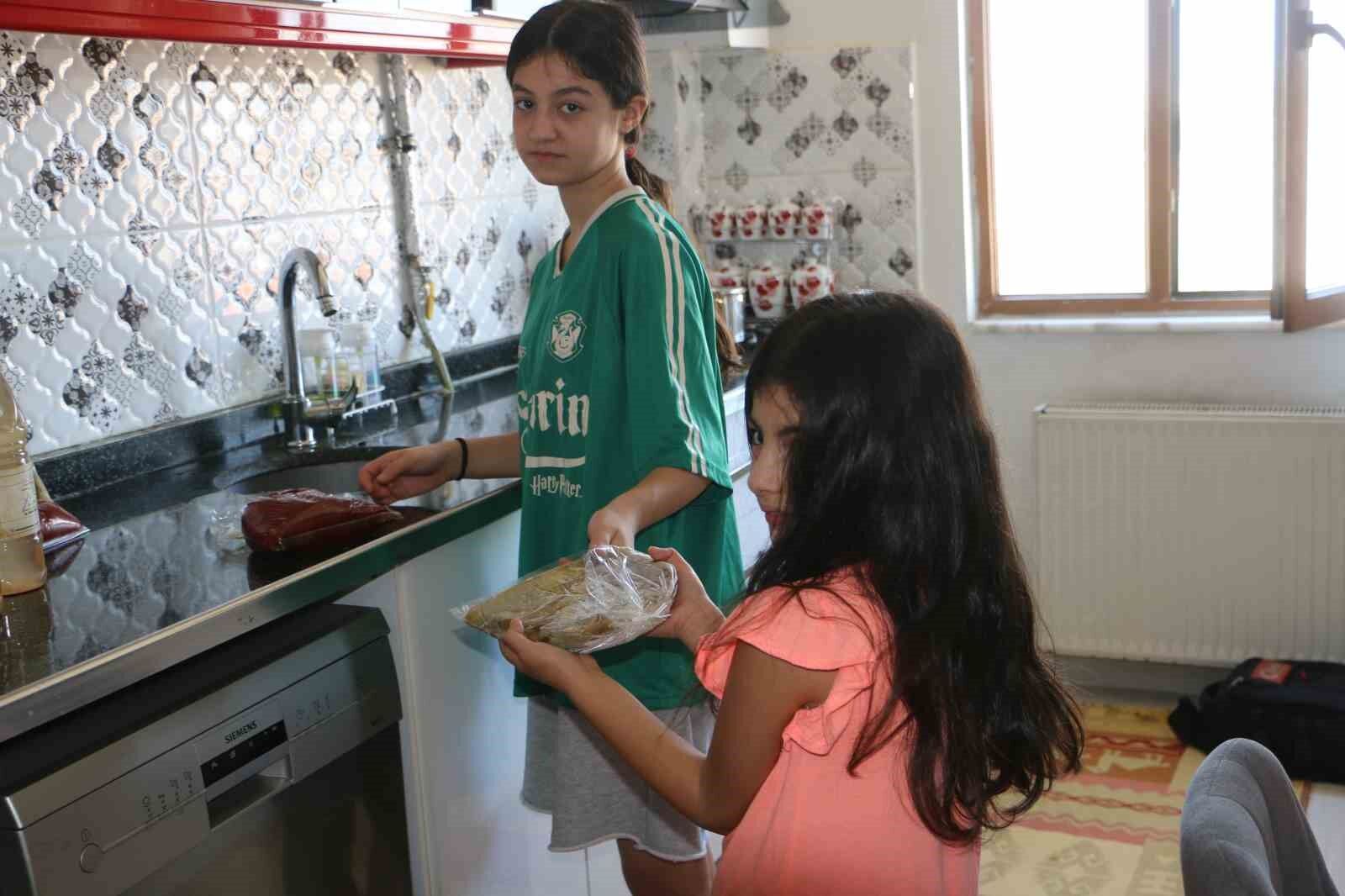 El lezzeti ile ev ekonomisine katkıda bulunuyor