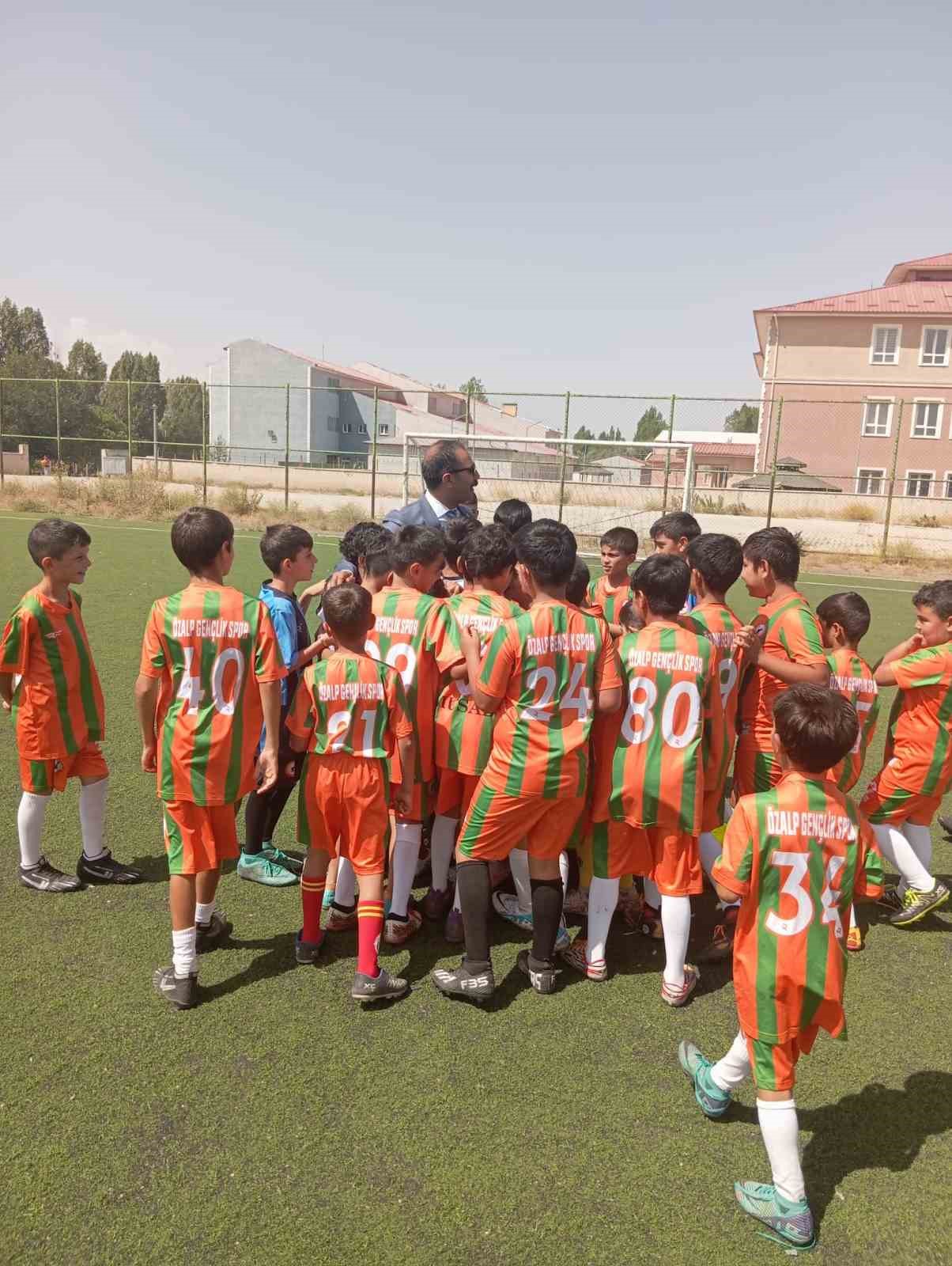 Müdür Aksoy’dan minik sporculara ziyaret