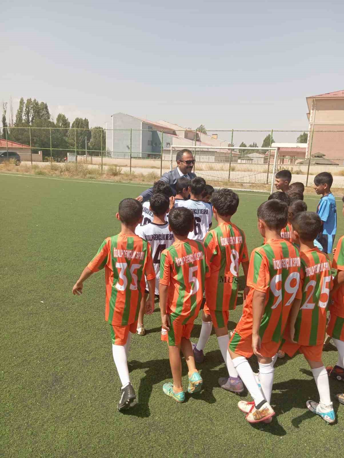 Müdür Aksoy’dan minik sporculara ziyaret