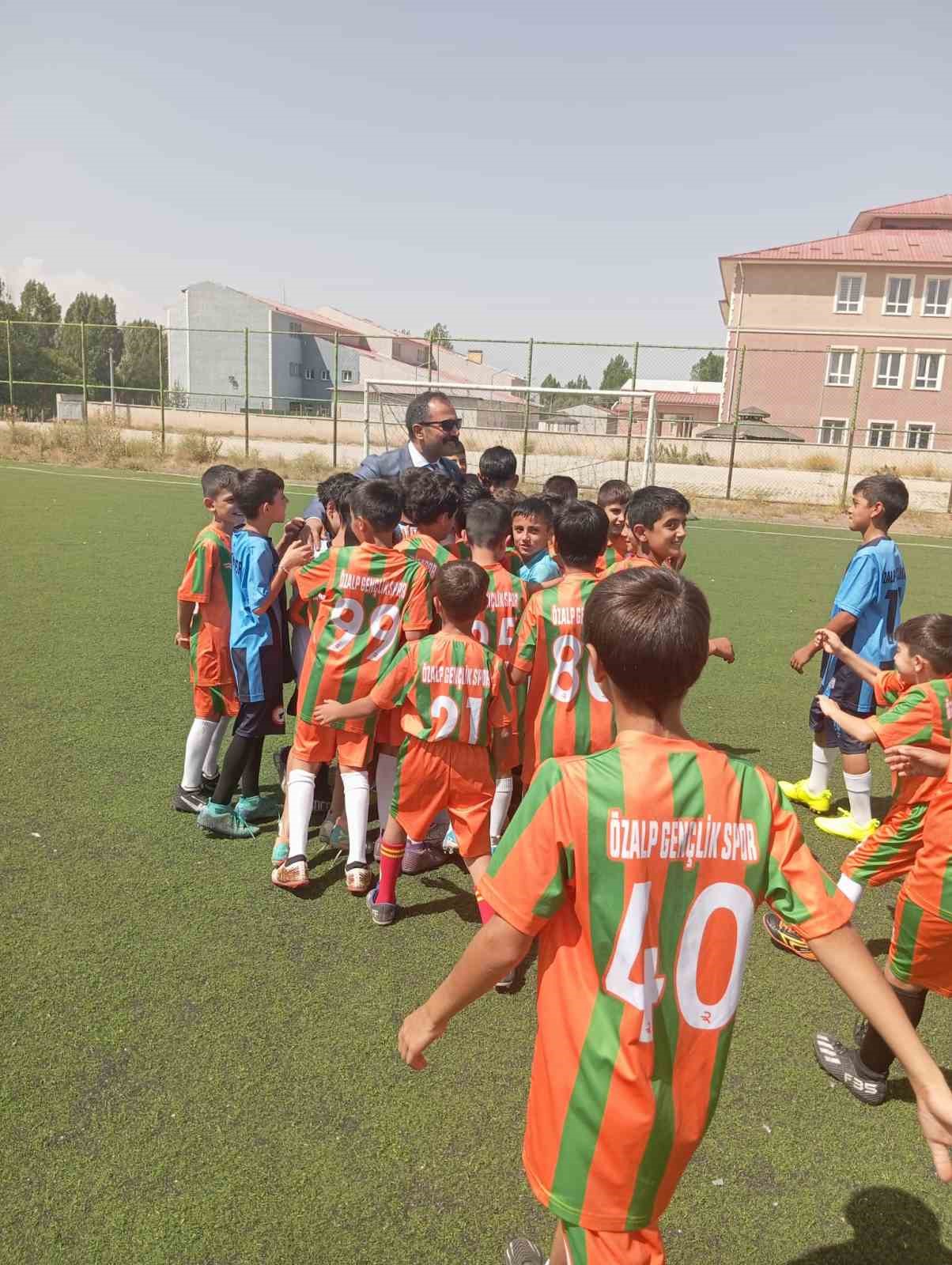 Müdür Aksoy’dan minik sporculara ziyaret