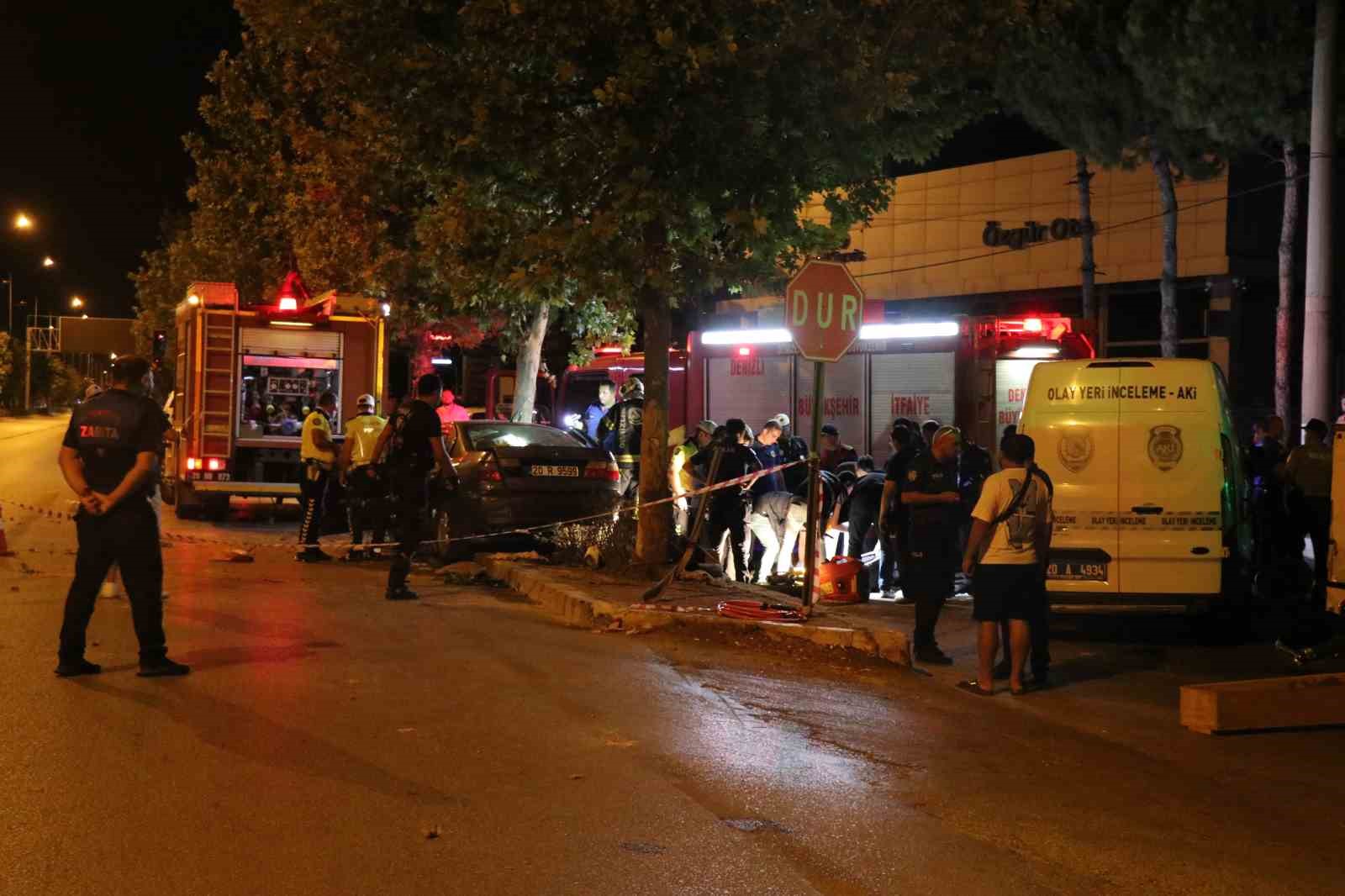 Ağaca ok gibi saplanan otomobilde 2 kişi öldü, sürücü ağır yaralandı