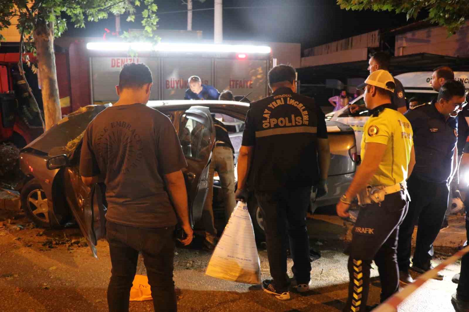 Ağaca ok gibi saplanan otomobilde 2 kişi öldü, sürücü ağır yaralandı