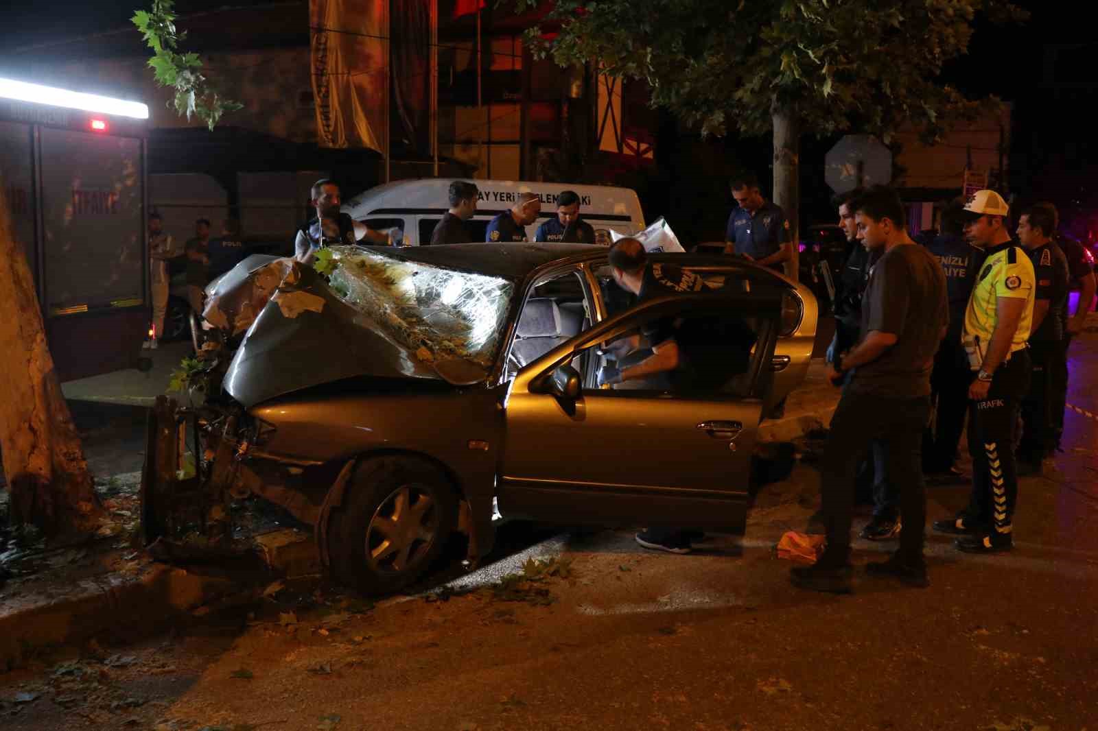 Ağaca ok gibi saplanan otomobilde 2 kişi öldü, sürücü ağır yaralandı