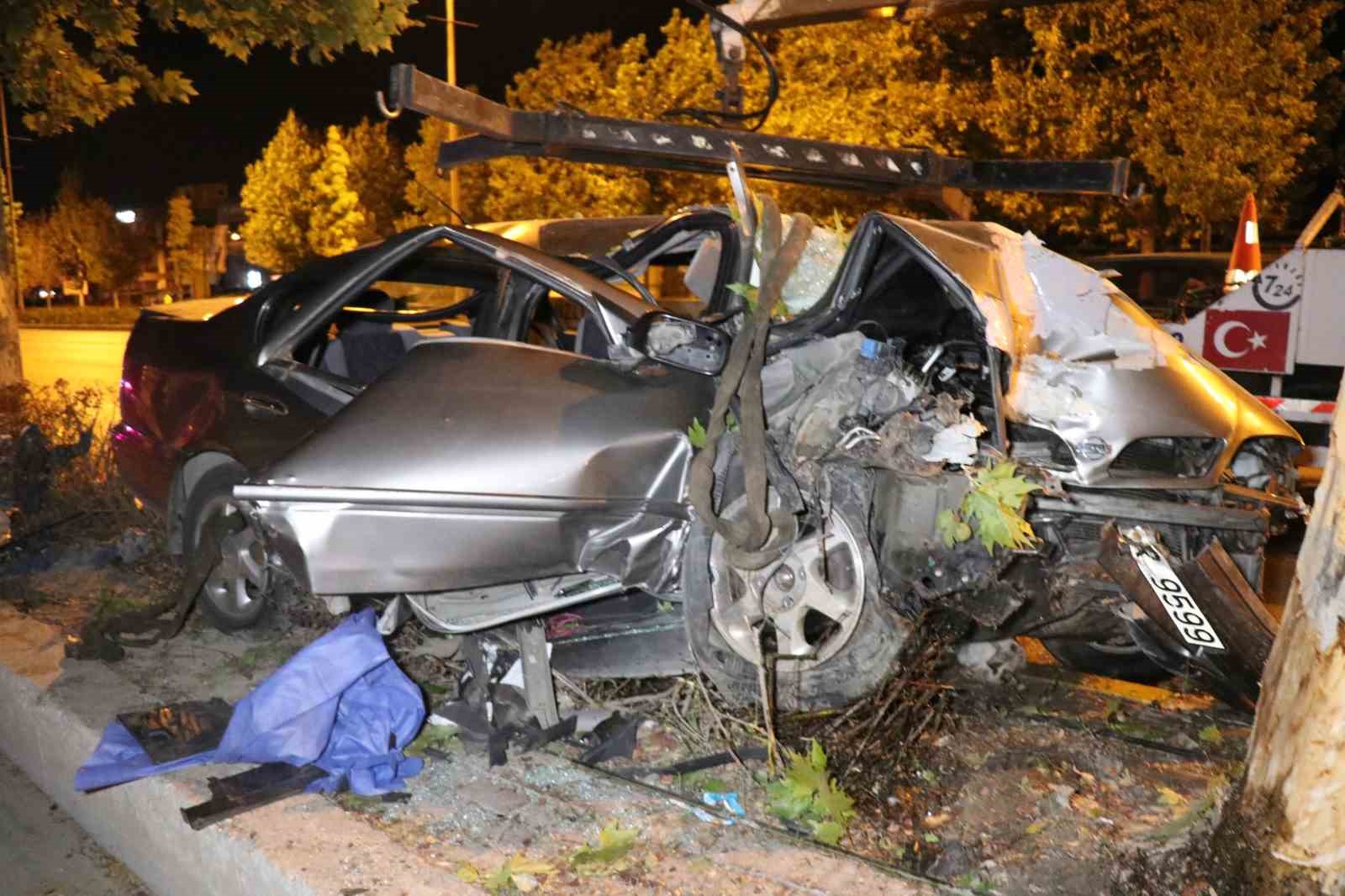 Ağaca ok gibi saplanan otomobilde 2 kişi öldü, sürücü ağır yaralandı