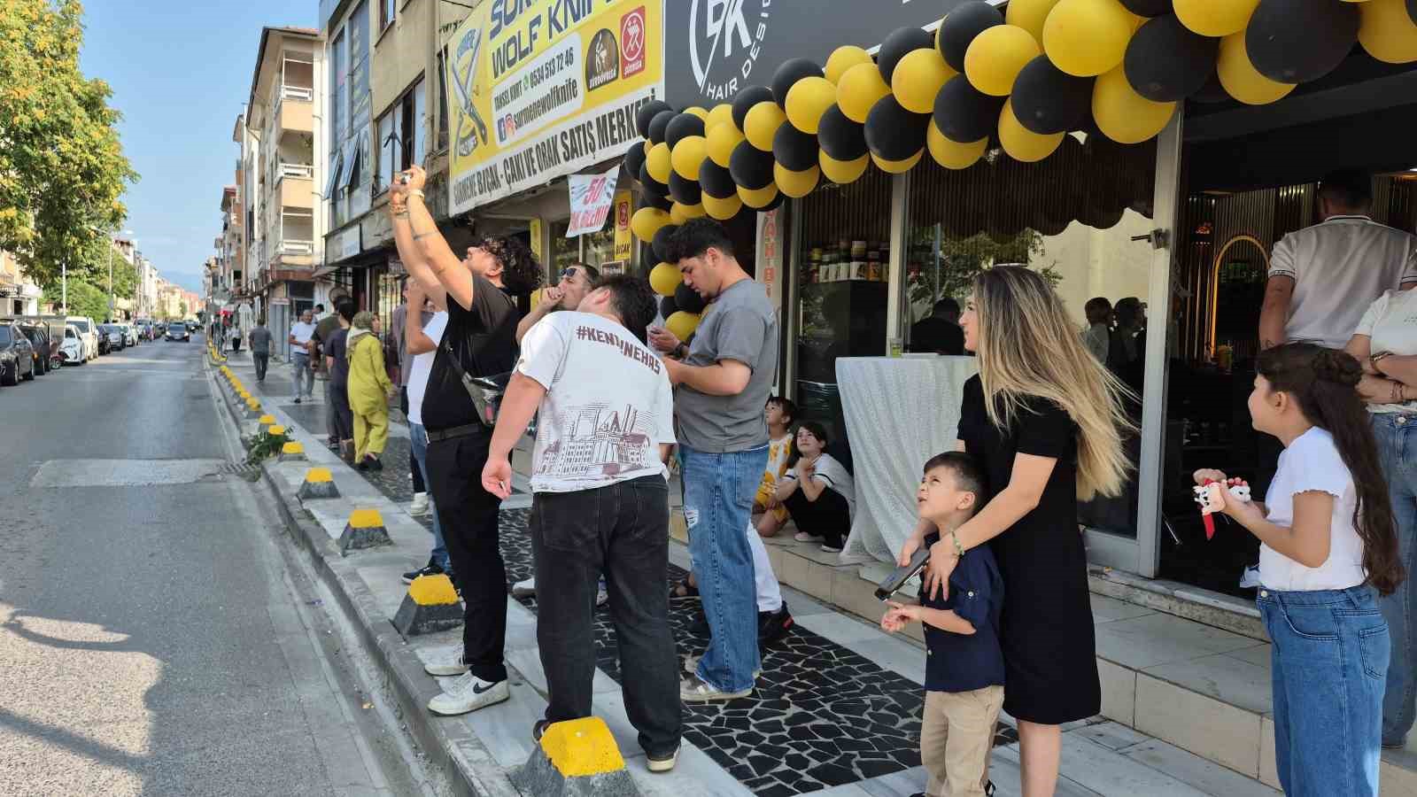 15 yıllık berber yeni açtığı dükkanının ilk tıraşını gökyüzünde yaptı