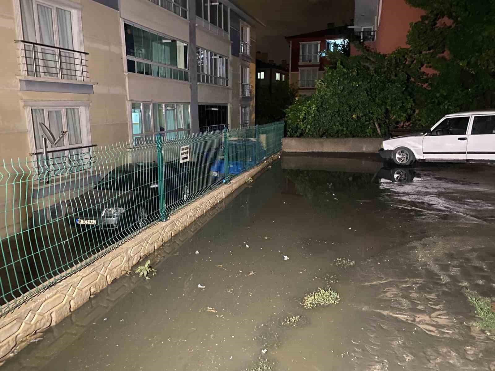 Ankara’da sağanak yağış etkili oldu... Yollar göle döndü, evleri su bastı