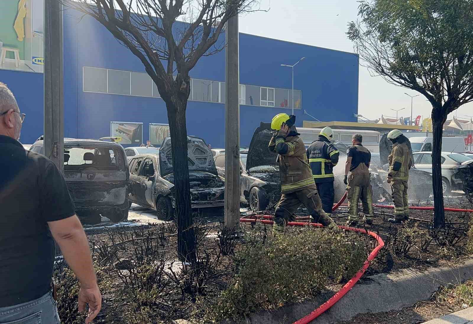 Bursa’da AVM otoparkında yangın: 6 araç kül oldu