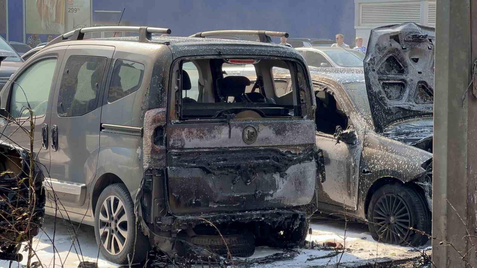 Bursa’da AVM otoparkında yangın: 6 araç kül oldu
