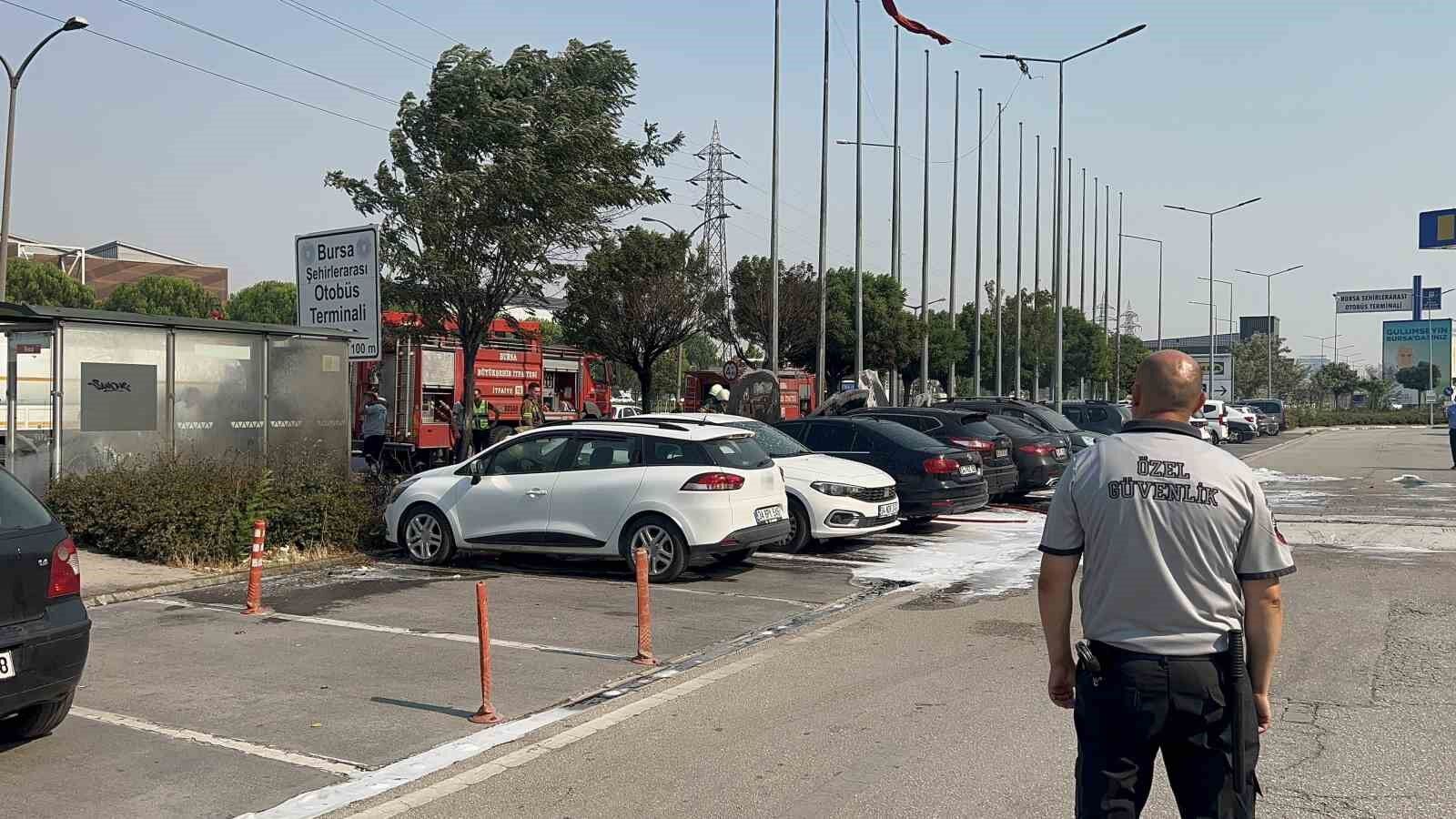 Bursa’da AVM otoparkında yangın: 6 araç kül oldu