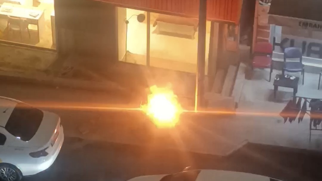 Van’da aydınlatma direğinin kabloları alev aldı