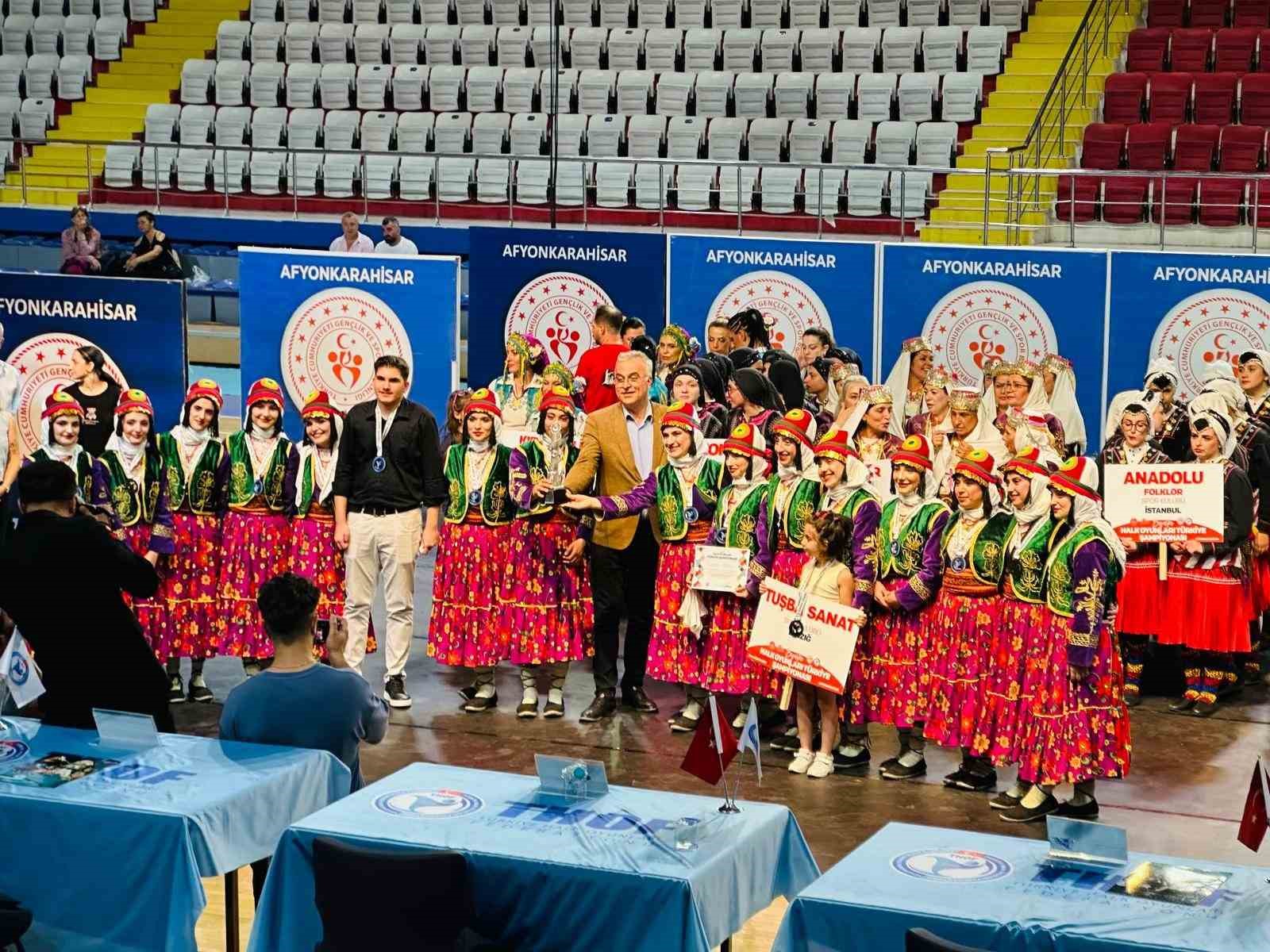 Van Halkoyunları ekibi Türkiye ikincisi oldu