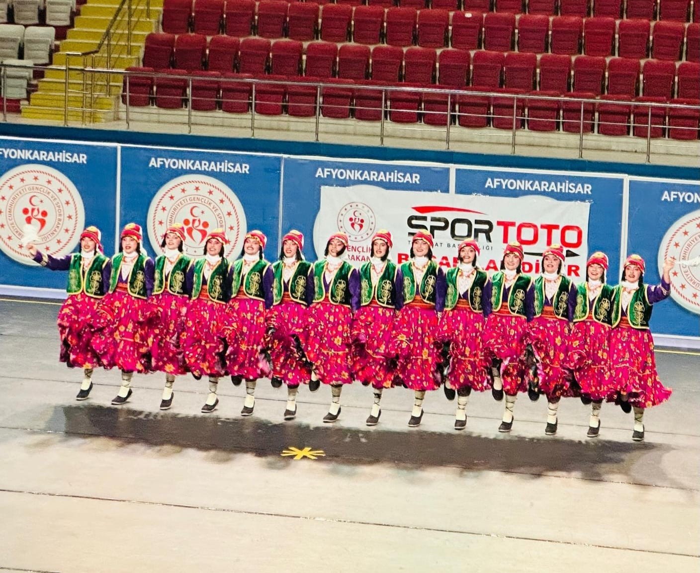 Van Halkoyunları ekibi Türkiye ikincisi oldu