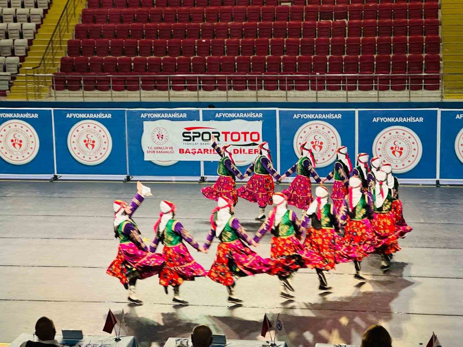 Van Halkoyunları ekibi Türkiye ikincisi oldu