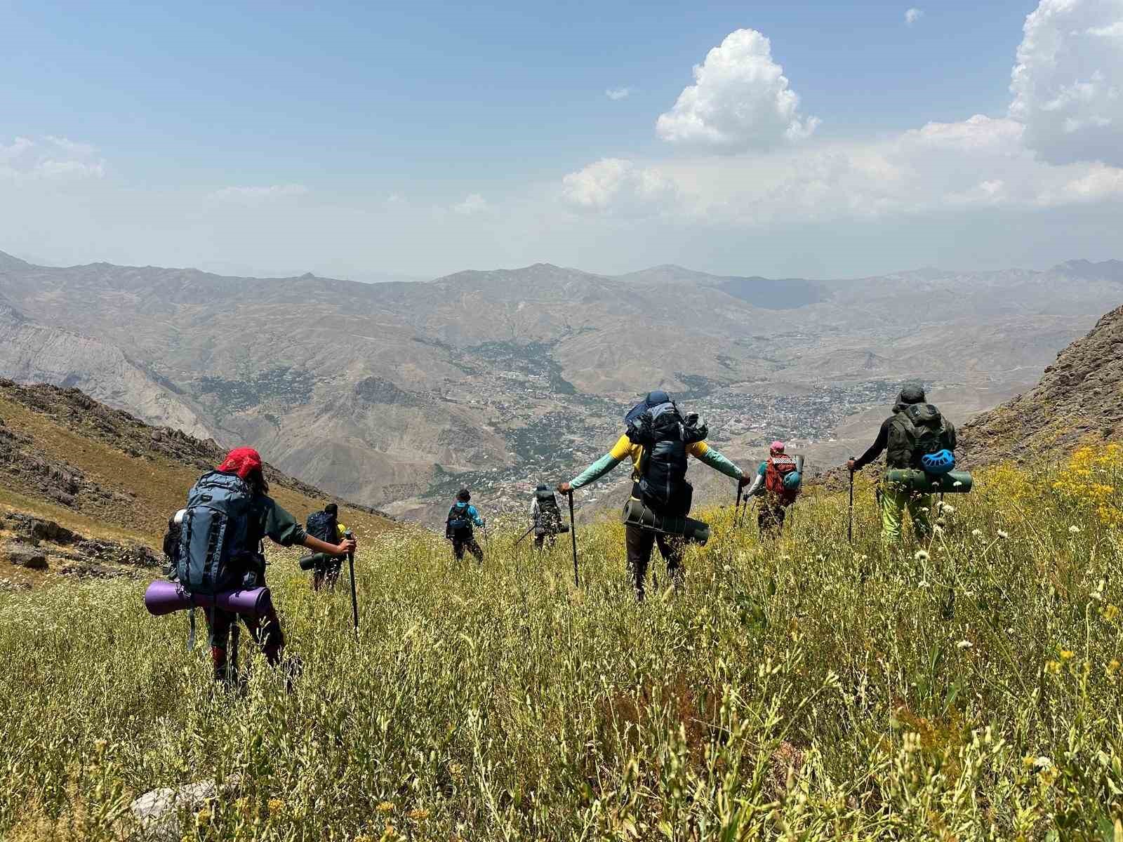 Vanlı dağcılar aynı gün Artos ve Sümbül Dağı’nda zirve yaptı