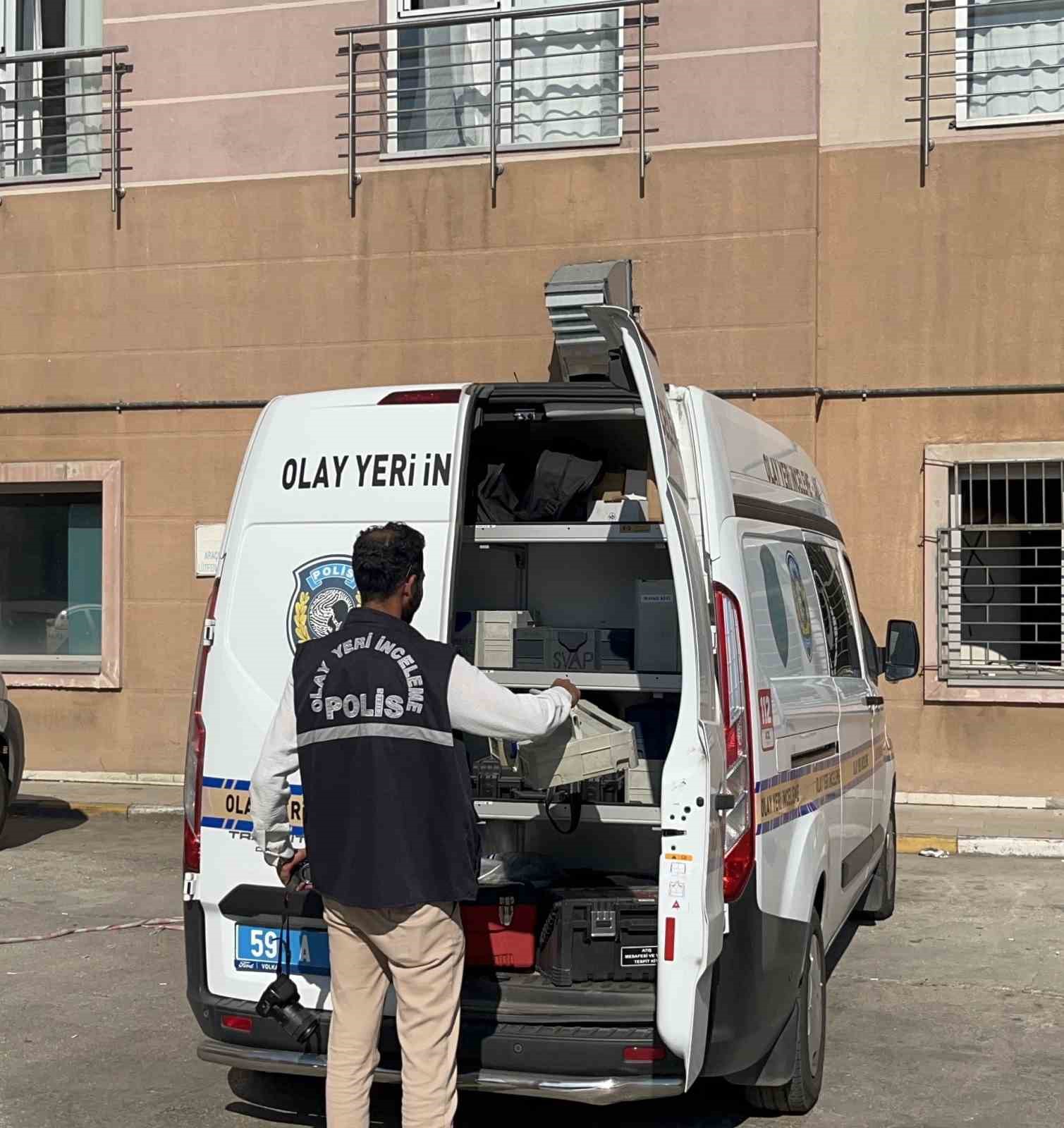 Ecel inşaat işçisini ağaç altında dinlenirken yakaladı